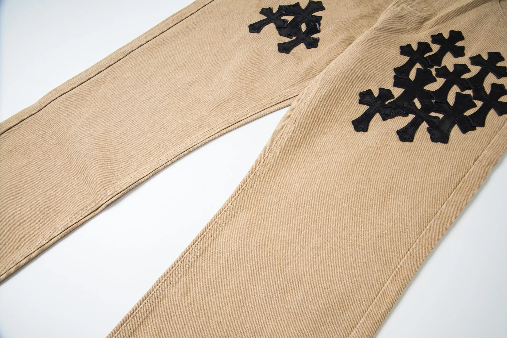 P240 Chrome Hearts 2025 New Miami Limited Couple Washed Jeans with Multiple Black Cross Leather Labels is a hot item this season and is sought after by countless celebrities and fashionistas. The neat details of the cutting process add color to the playful fashion! The neat and meticulous design, and the well-fitting structure is unique. The upper body not only has outstanding recognition, but also looks younger and younger. A style with the ultimate wearing meaning and performance, gorgeous color matching, and the craftsmanship of this style is also extremely extraordinary. After the finished product is washed, it is disassembled and hand-made with sheepskin cross leather and then spliced ​​together to complete. The whole piece has too many craftsmanship to describe. It is decorated with patchwork cross flowers and high-waisted washed jeans! ! Absolutely high-end luxury product, a god-level single product, a super popular product, made with top heavy industry, a magic weapon that cannot be missed in the street. Style number: 1866# Size: 28 30 32 34 Color: khaki pink khaki black